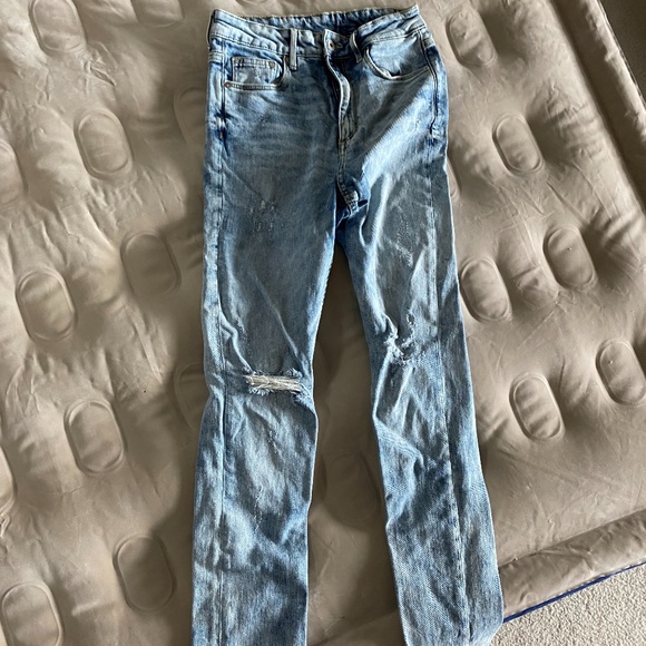 H&M women’s high waisted Distressed Jeans - Picture 1 of 3